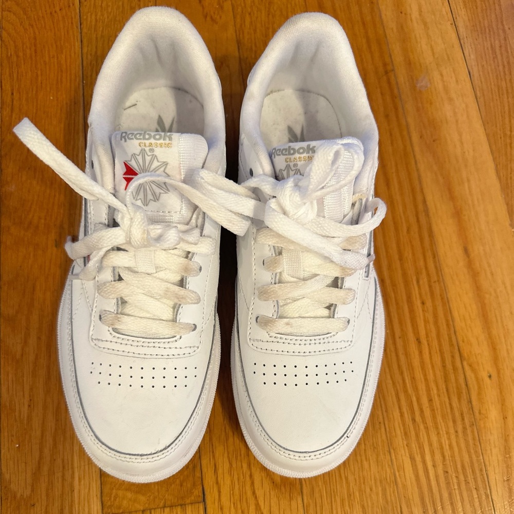 Kids White Reebok Sneakers, Size 4 1/2
